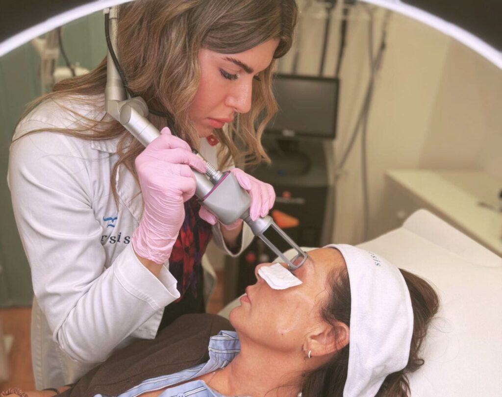 Il trattamento di blefaroplastica non chirurgica eseguito in Veresis a Napoli con il laser CO2